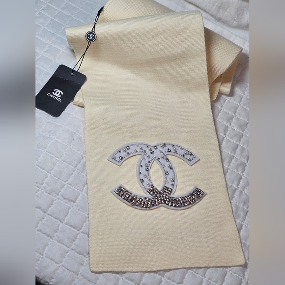 CHANEL Cashmere And Silk Cream Knit Scarf with Pearl Logo Embellishments NWT - Picture 6 of 10